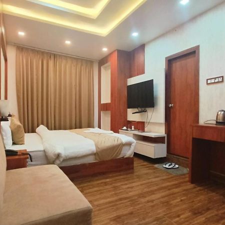 V Square Airport Hotel Лакхнау Экстерьер фото