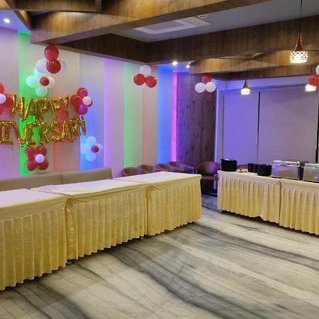 V Square Airport Hotel Лакхнау Экстерьер фото