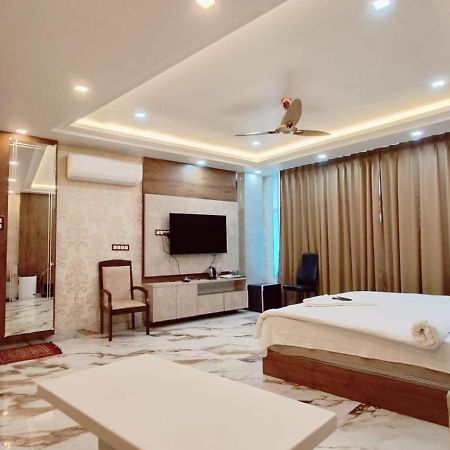 V Square Airport Hotel Лакхнау Экстерьер фото