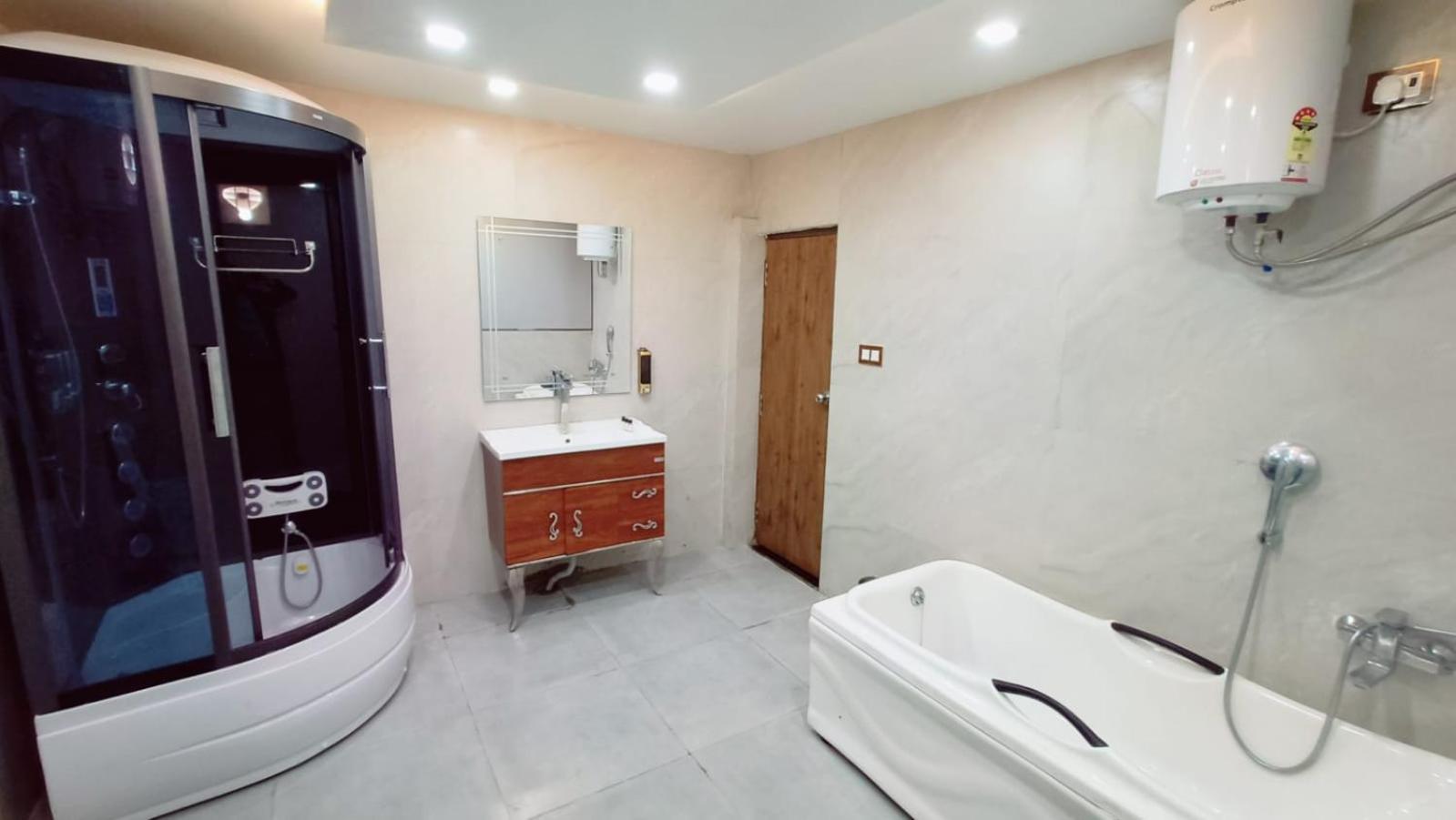 V Square Airport Hotel Лакхнау Экстерьер фото