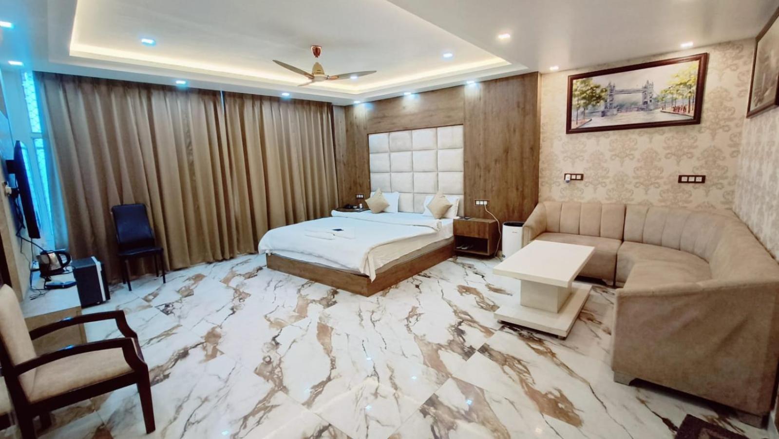 V Square Airport Hotel Лакхнау Экстерьер фото