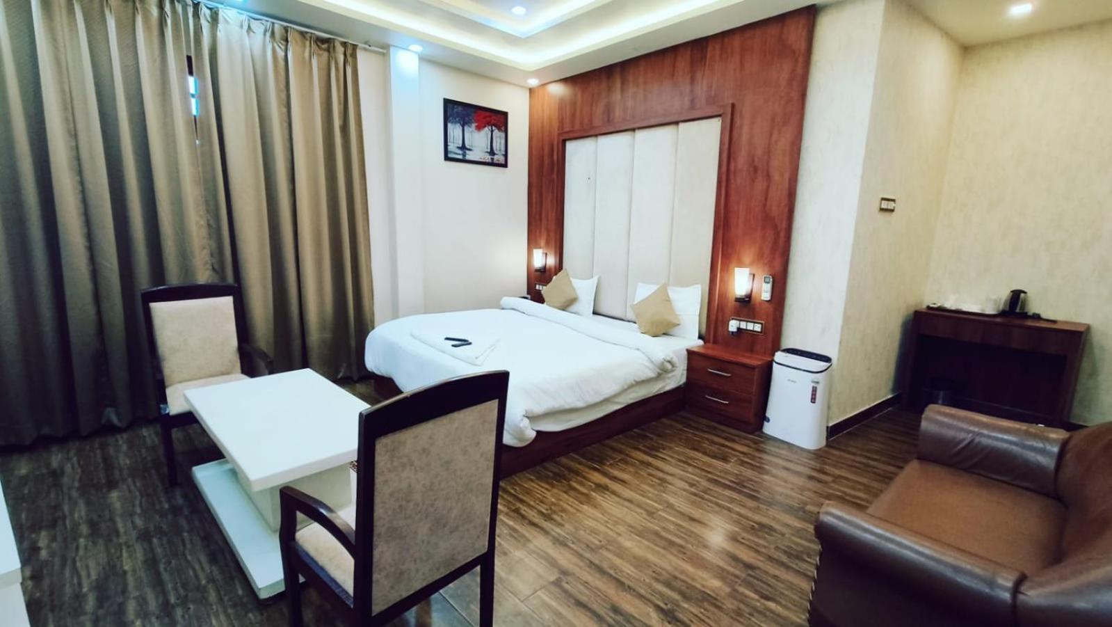 V Square Airport Hotel Лакхнау Экстерьер фото