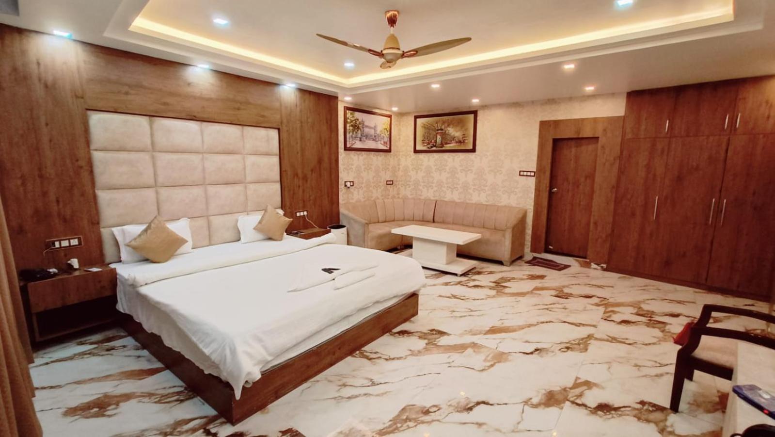 V Square Airport Hotel Лакхнау Экстерьер фото