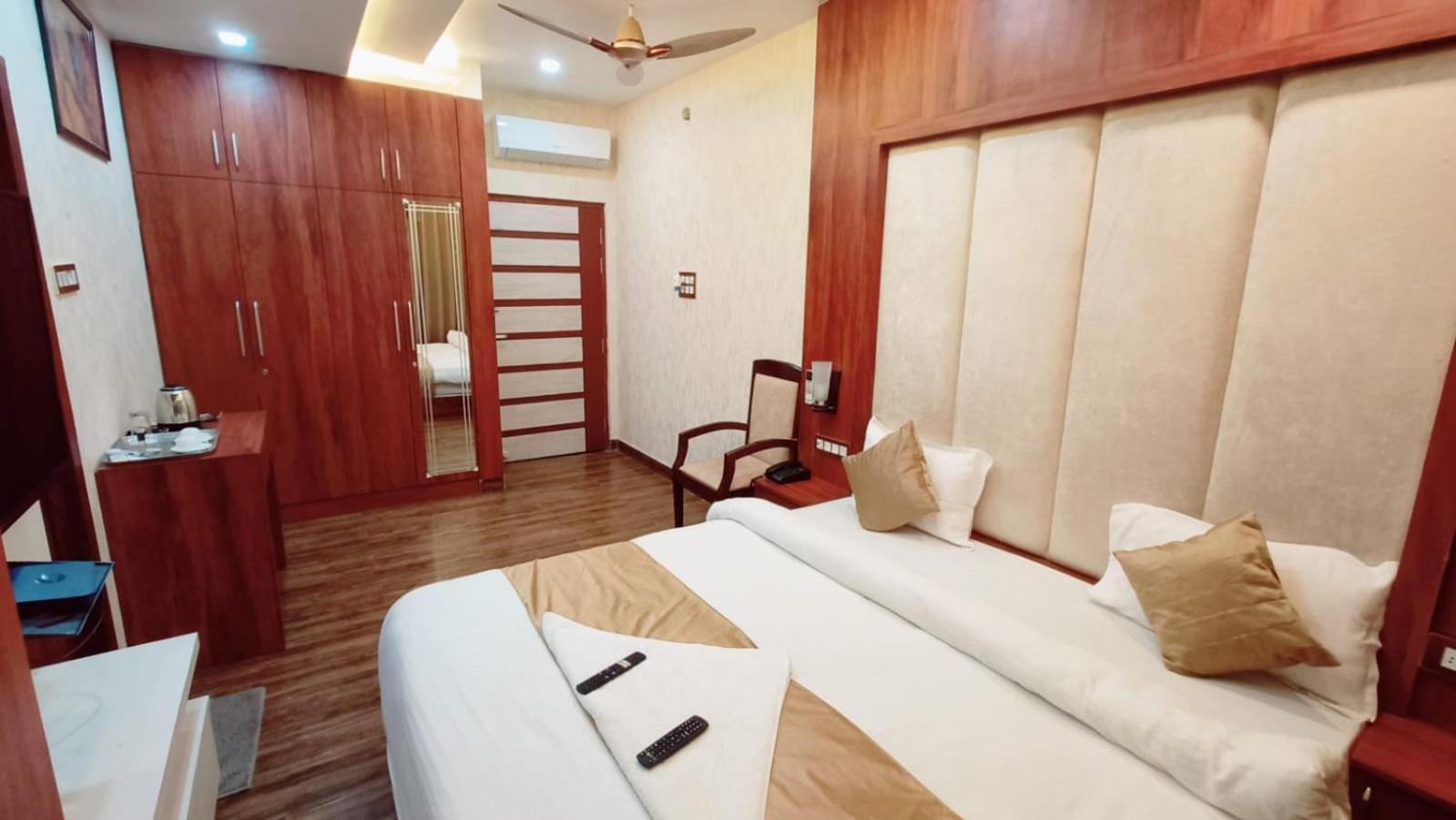 V Square Airport Hotel Лакхнау Экстерьер фото