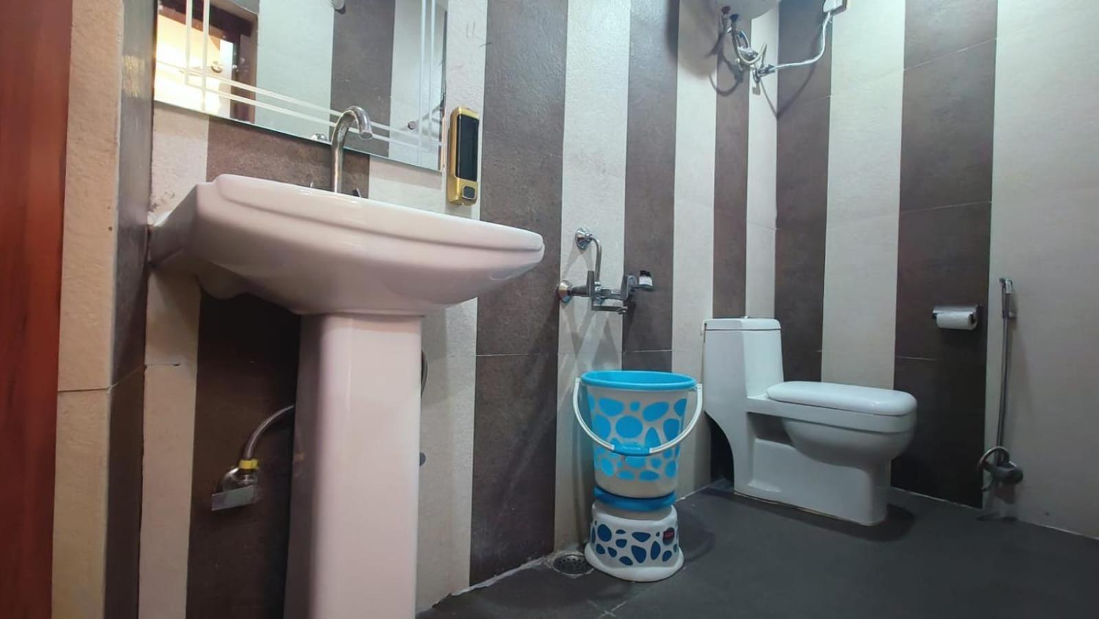 V Square Airport Hotel Лакхнау Экстерьер фото