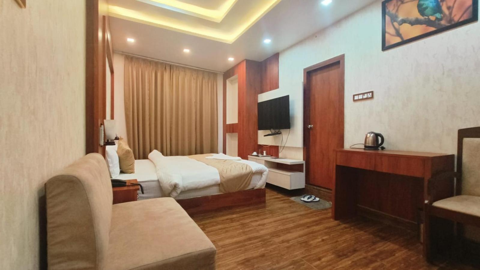 V Square Airport Hotel Лакхнау Экстерьер фото