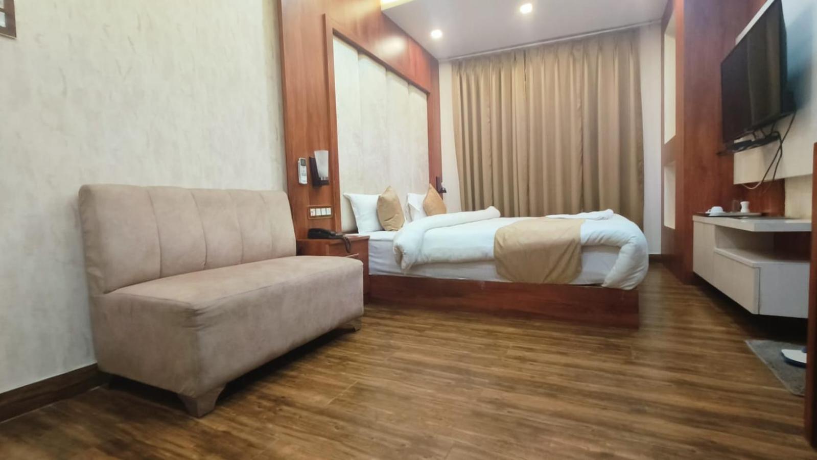 V Square Airport Hotel Лакхнау Экстерьер фото