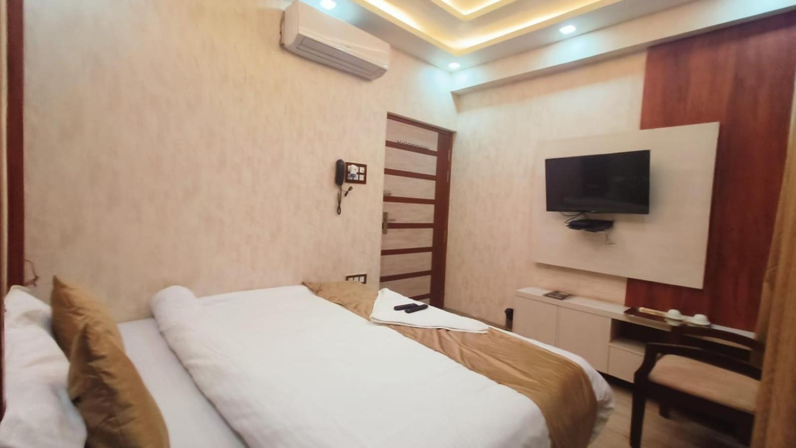 V Square Airport Hotel Лакхнау Экстерьер фото