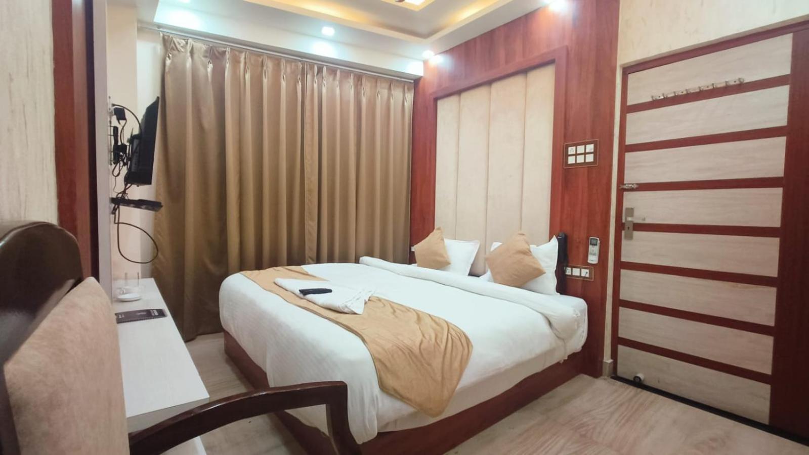 V Square Airport Hotel Лакхнау Экстерьер фото