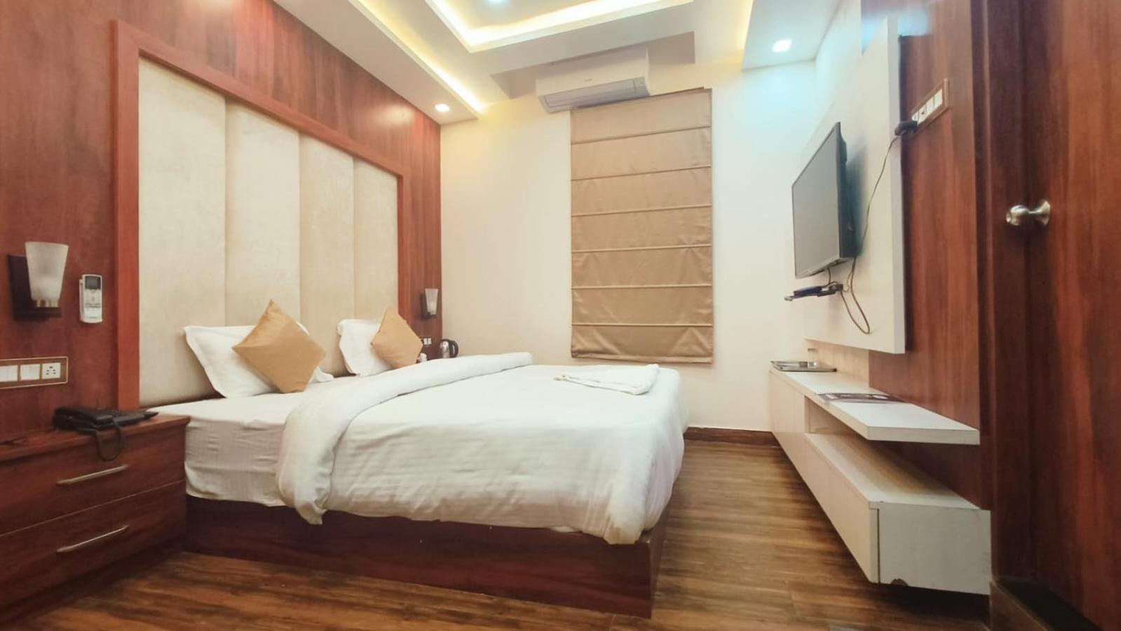 V Square Airport Hotel Лакхнау Экстерьер фото