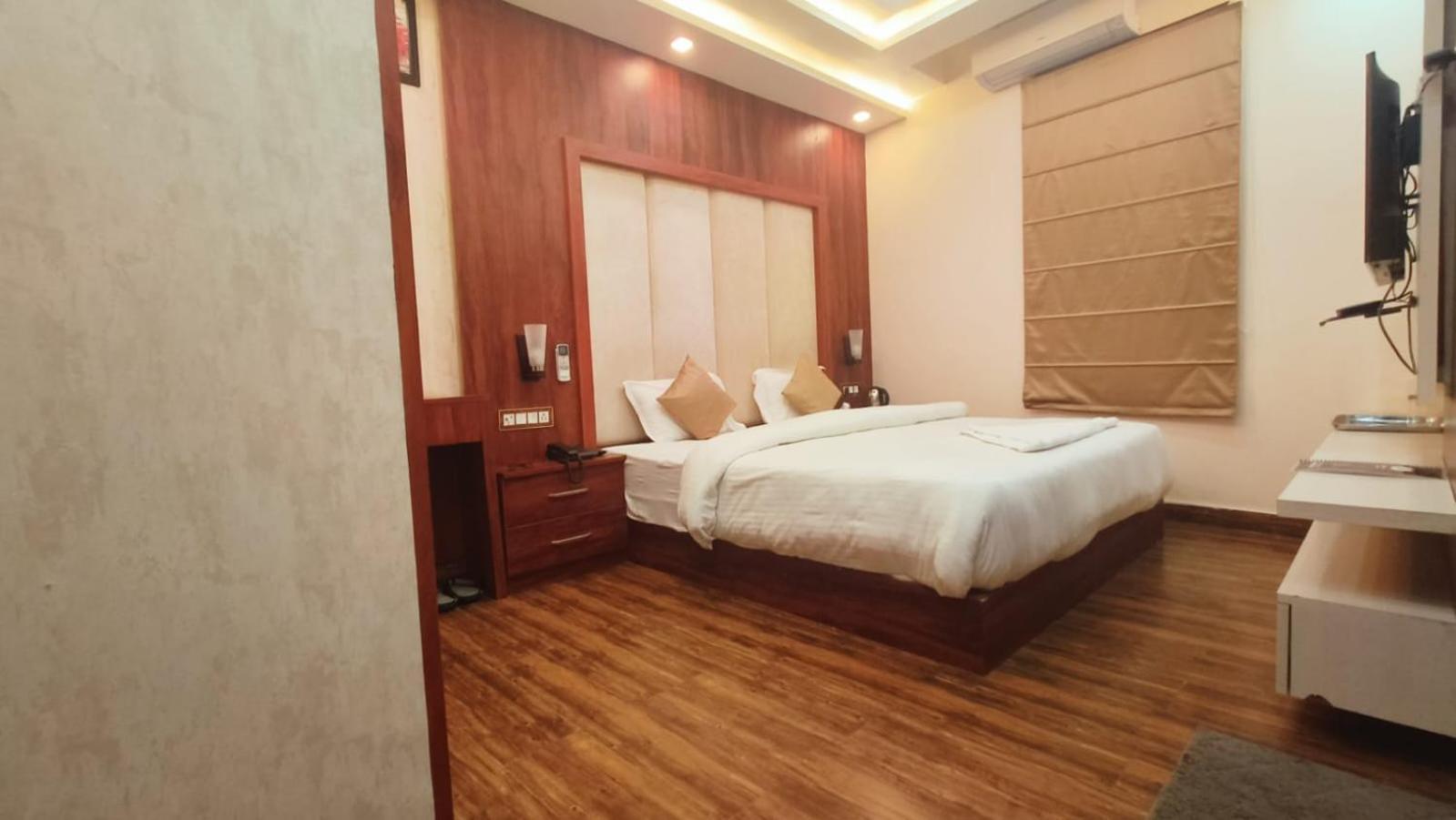 V Square Airport Hotel Лакхнау Экстерьер фото