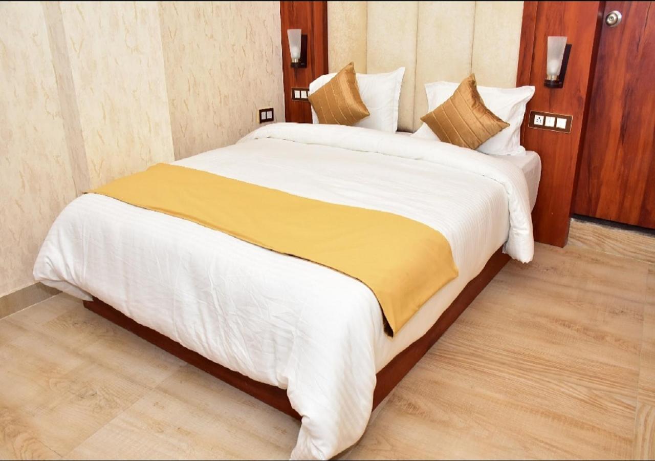 V Square Airport Hotel Лакхнау Экстерьер фото