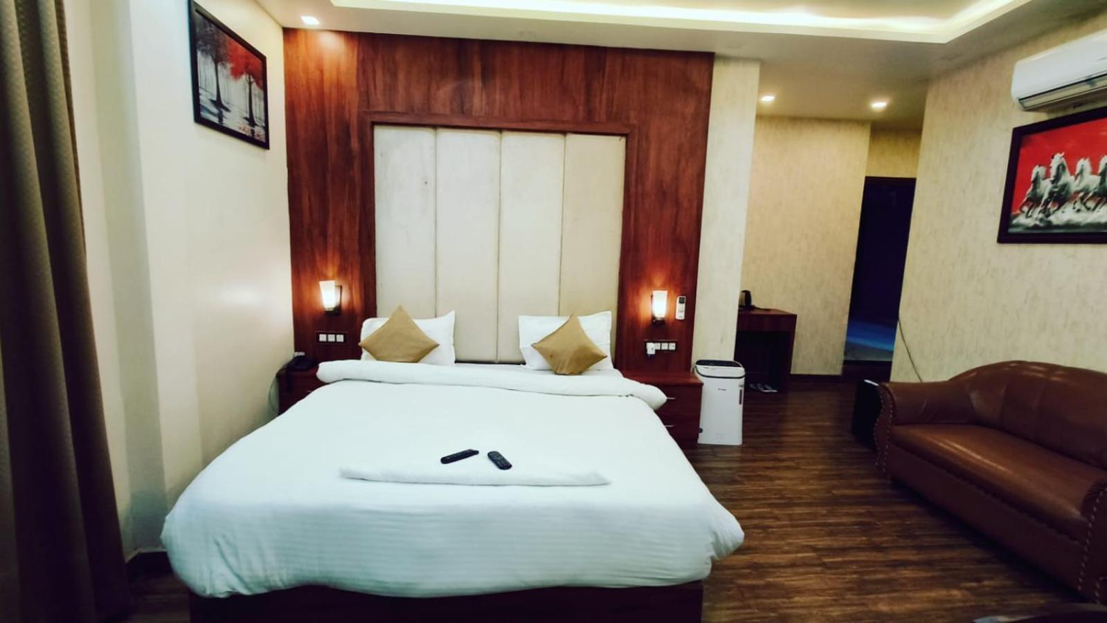 V Square Airport Hotel Лакхнау Экстерьер фото