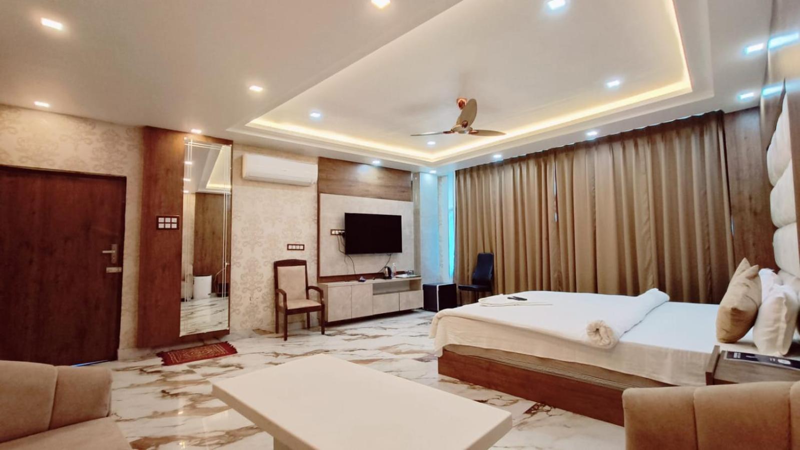 V Square Airport Hotel Лакхнау Экстерьер фото