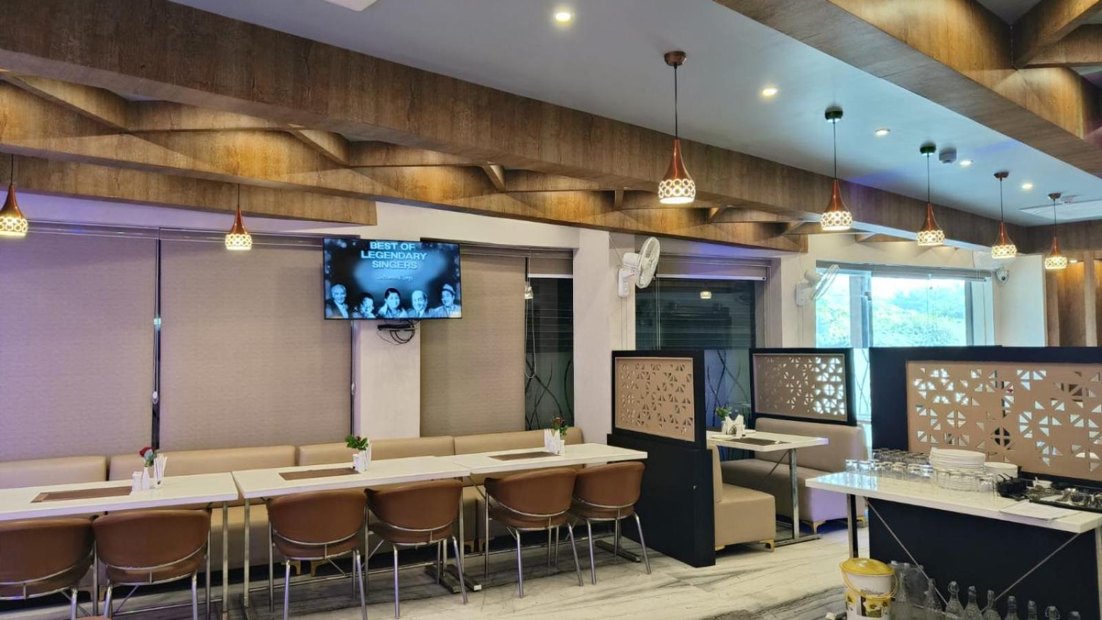 V Square Airport Hotel Лакхнау Экстерьер фото
